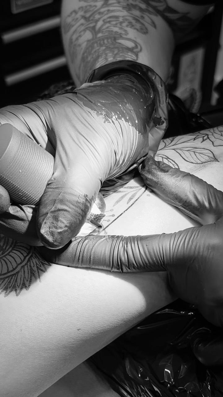 Tatouage botanique dotwork blackwork — la_petite_botaniste