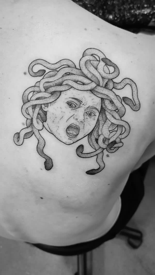 Tatouage Méduse Gorgone dotwork dans le dos — la_petite_botaniste