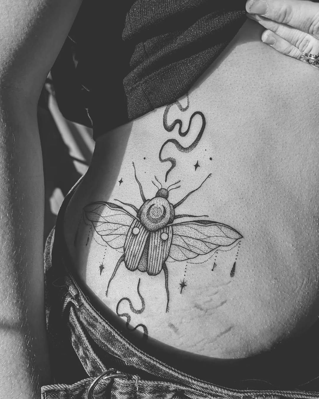 Tatouage scarabée dotwork fumée blackwork — la_petite_botaniste