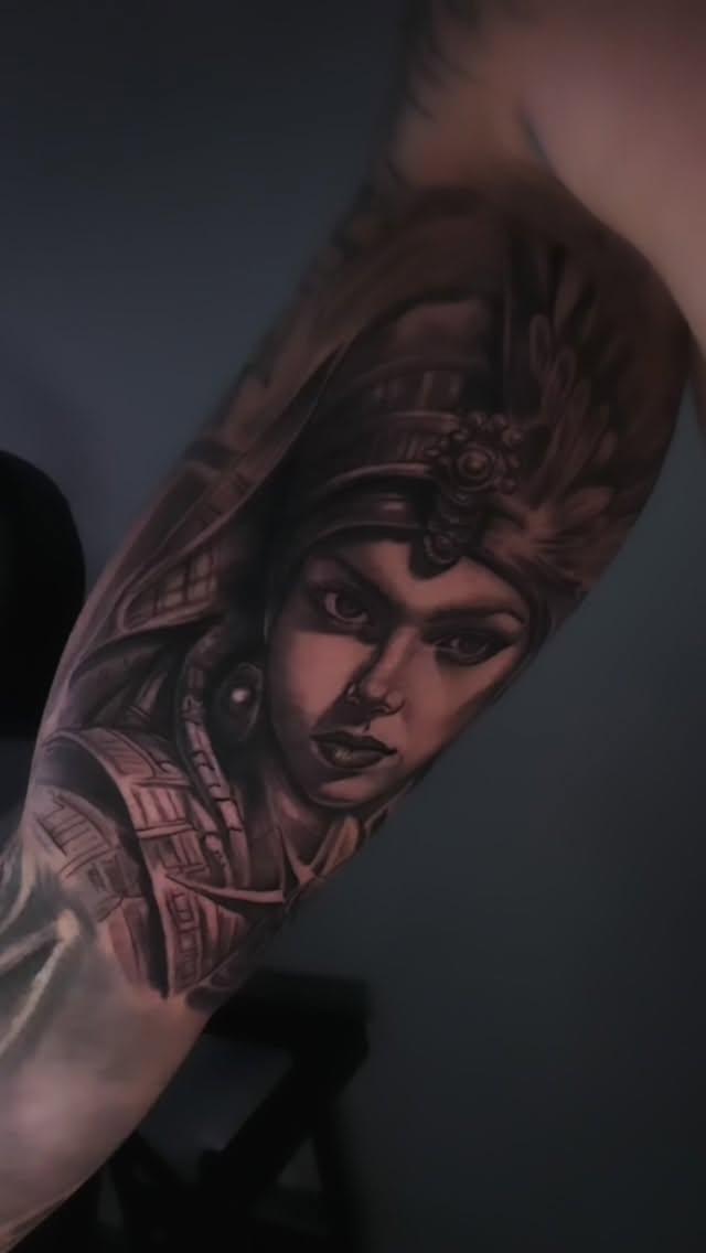 Tatouage Isis réalisme black and grey — dcyrilletattoo