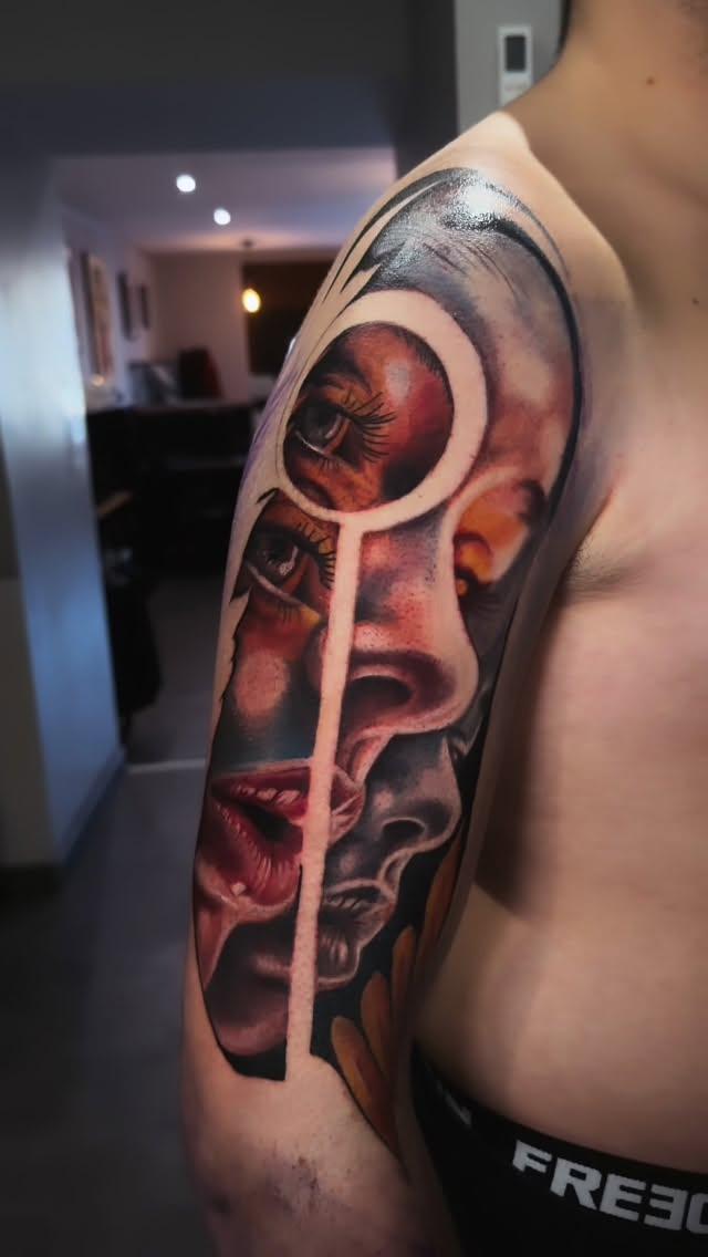 Tatouage réalisme black and grey en cours — dcyrilletattoo