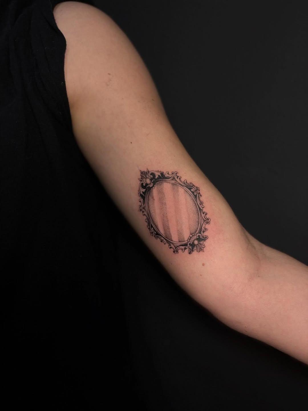 Tatouage fine line miroir — _ita.ka