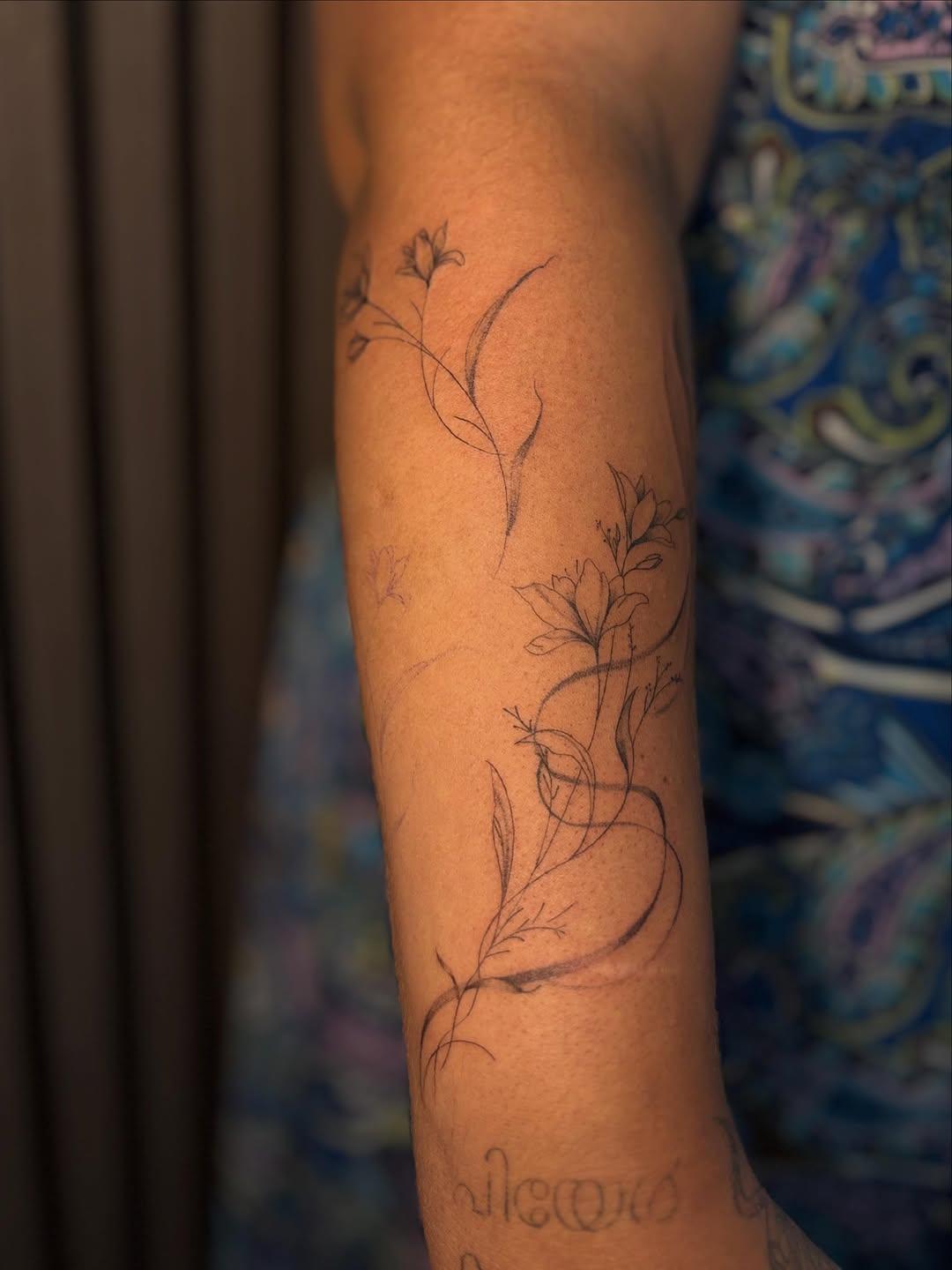 Tatouage floral fine line — _ita.ka
