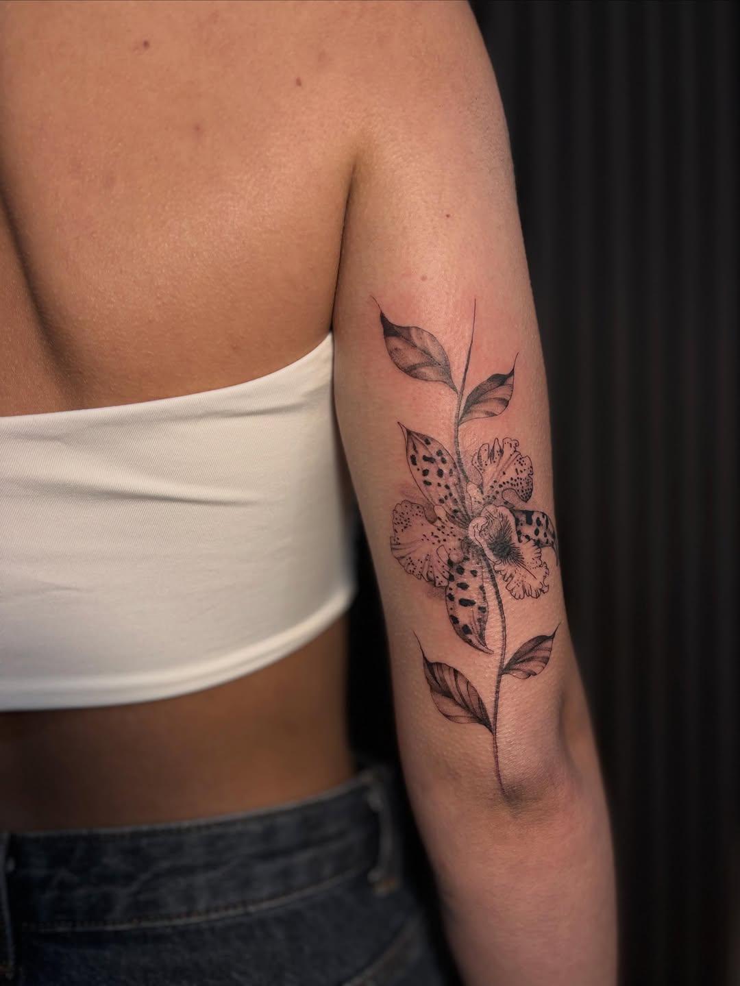 Tatouage floral lys fine line — _ita.ka