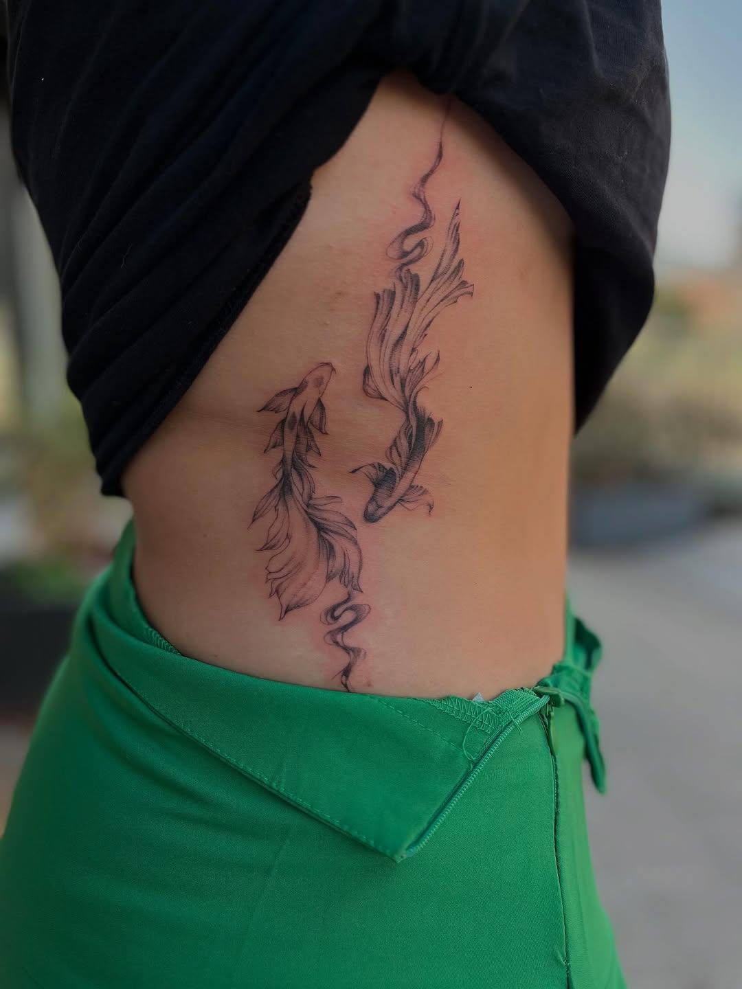 Tatouage fine line poissons sur les côtes — _ita.ka