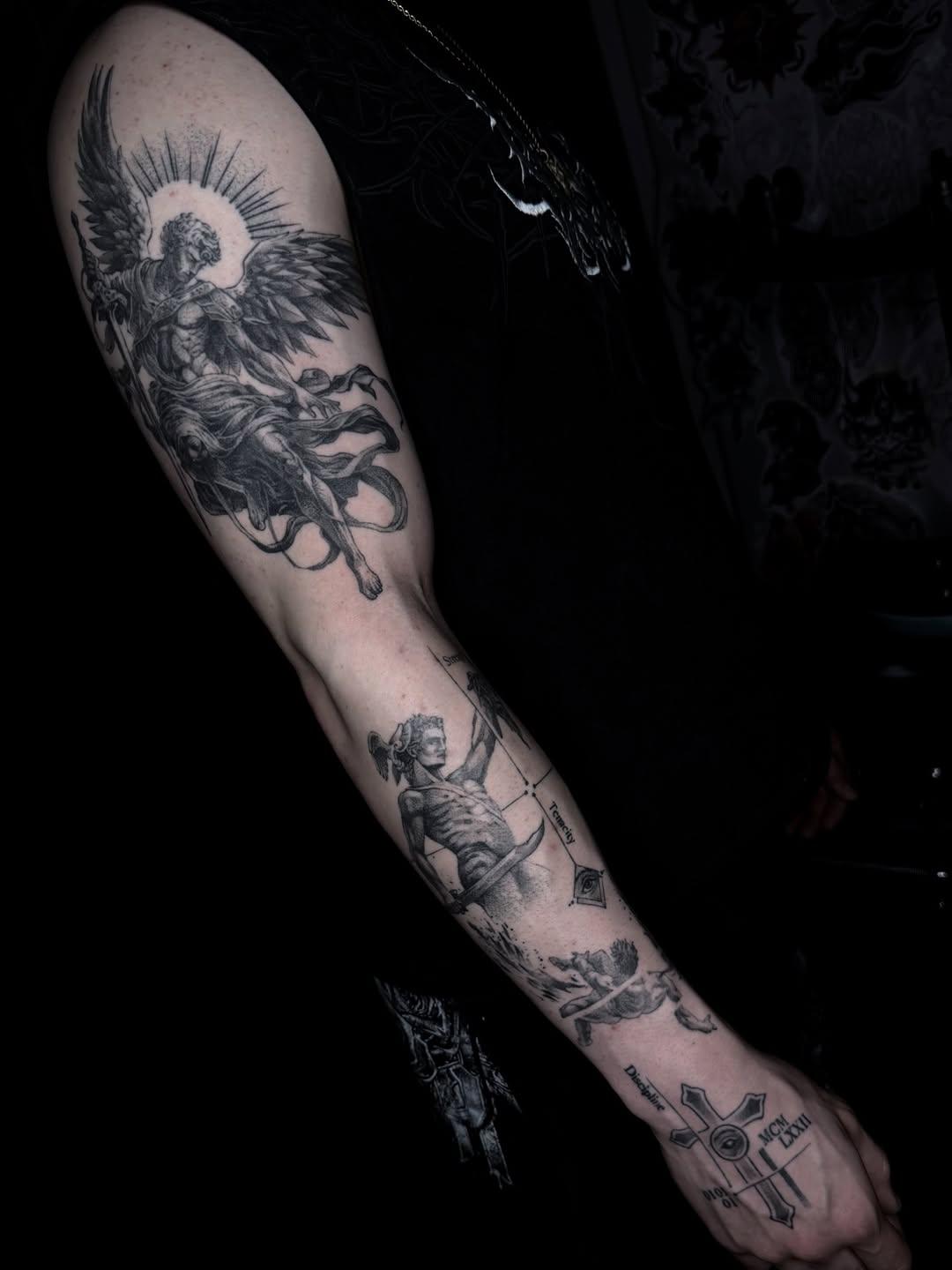Tatouage archange réaliste black and grey — vins_fury