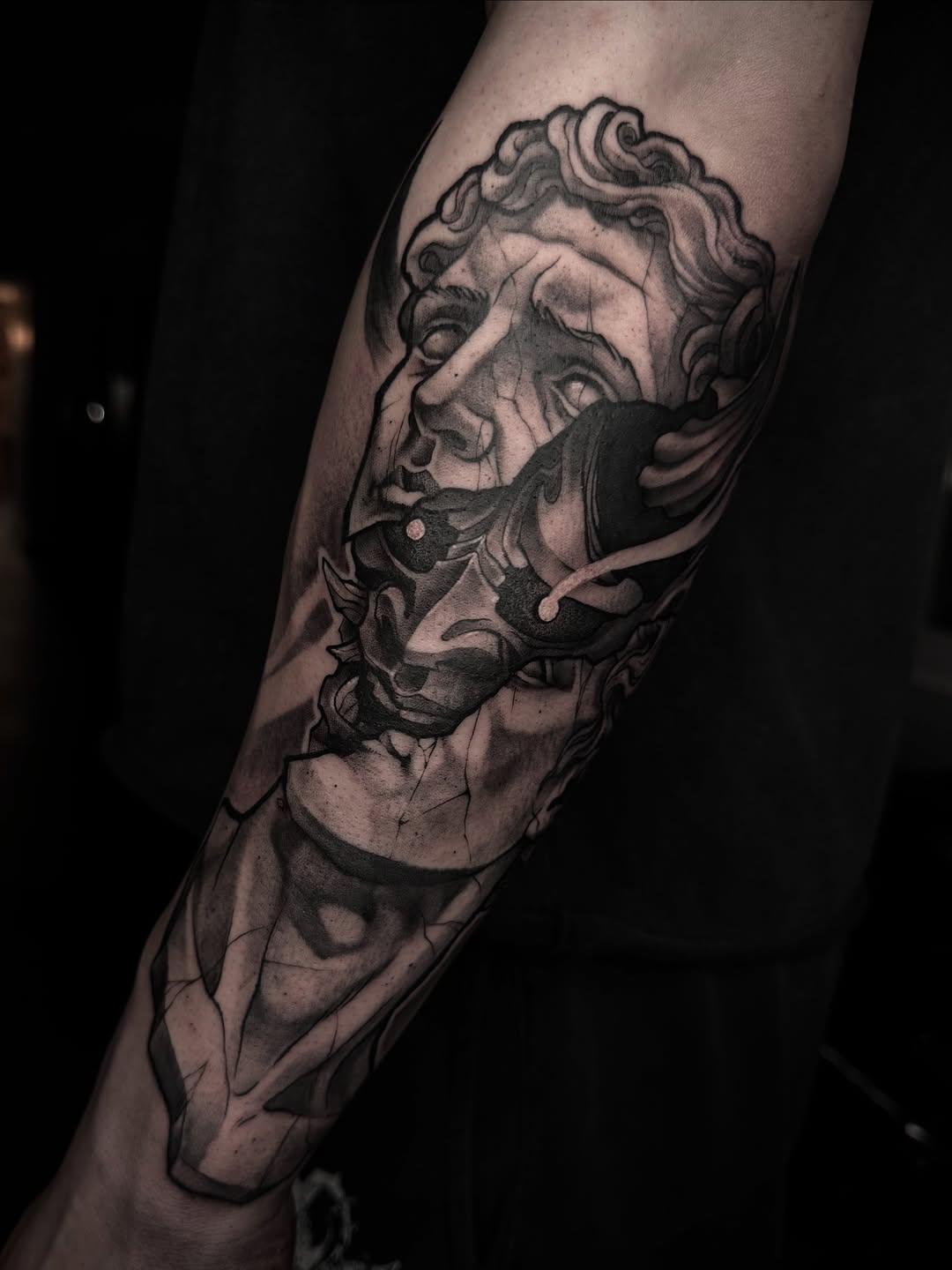 Tatouage crossover mythologie grecque et japonaise — vins_fury