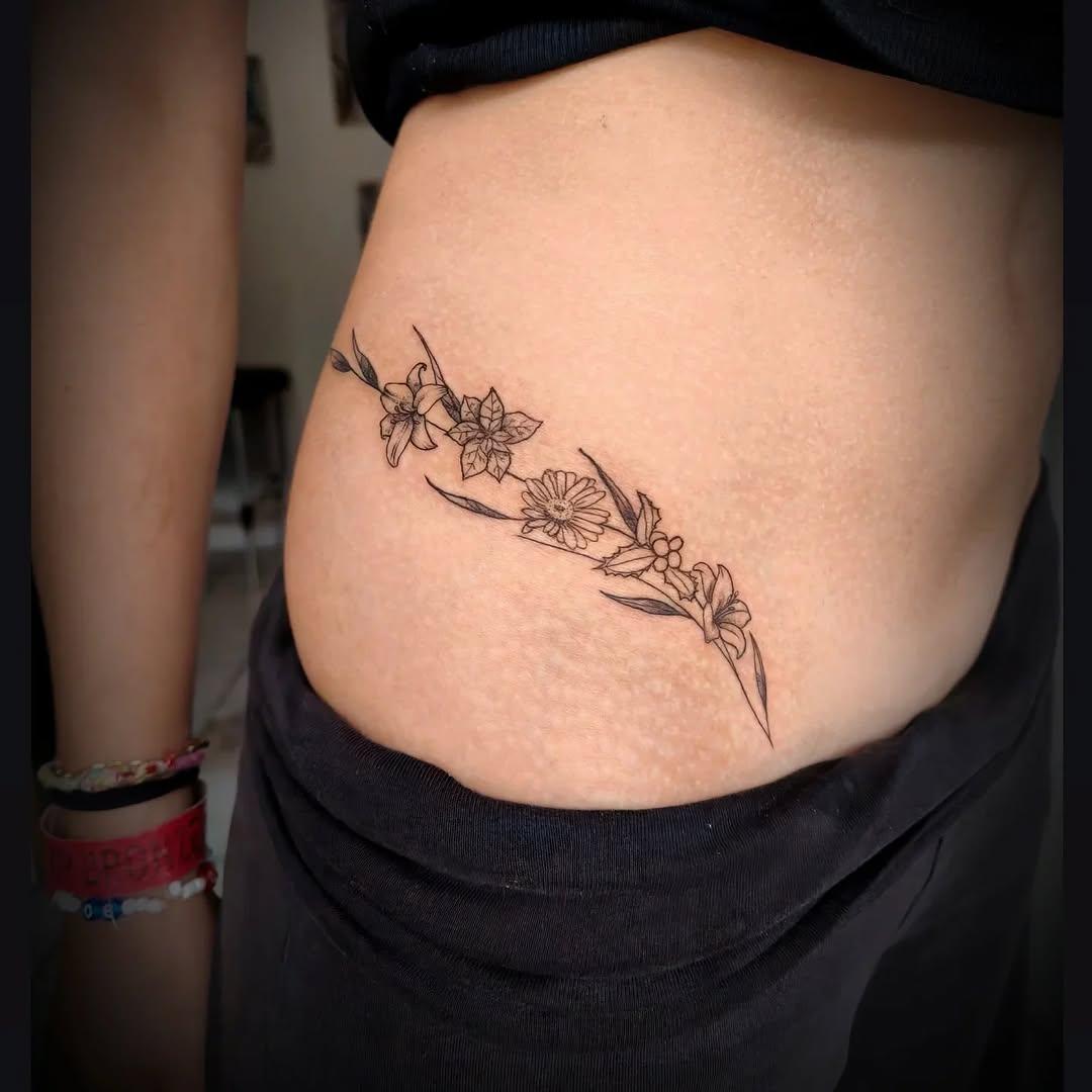 Tatouage floral fine line — capitainerie.ink