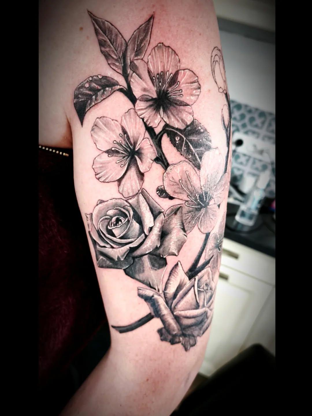 Haut de bras floral noir et gris — capitainerie.ink