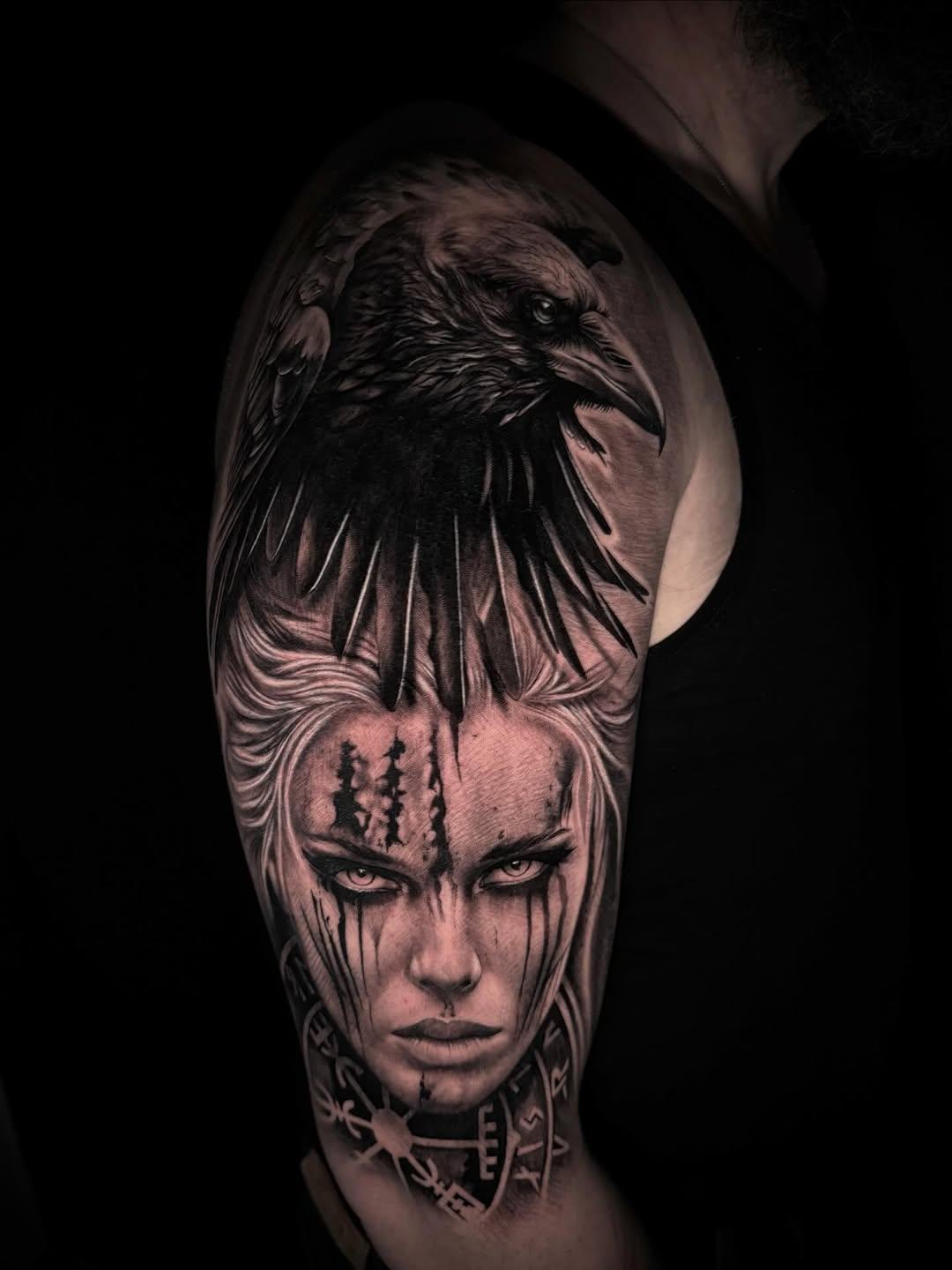 Tatouage visage femme corbeau bras — jeremy_josselin