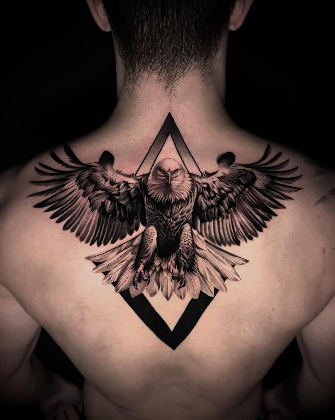 Tatouage aigle et triangle dos — jeremy_josselin