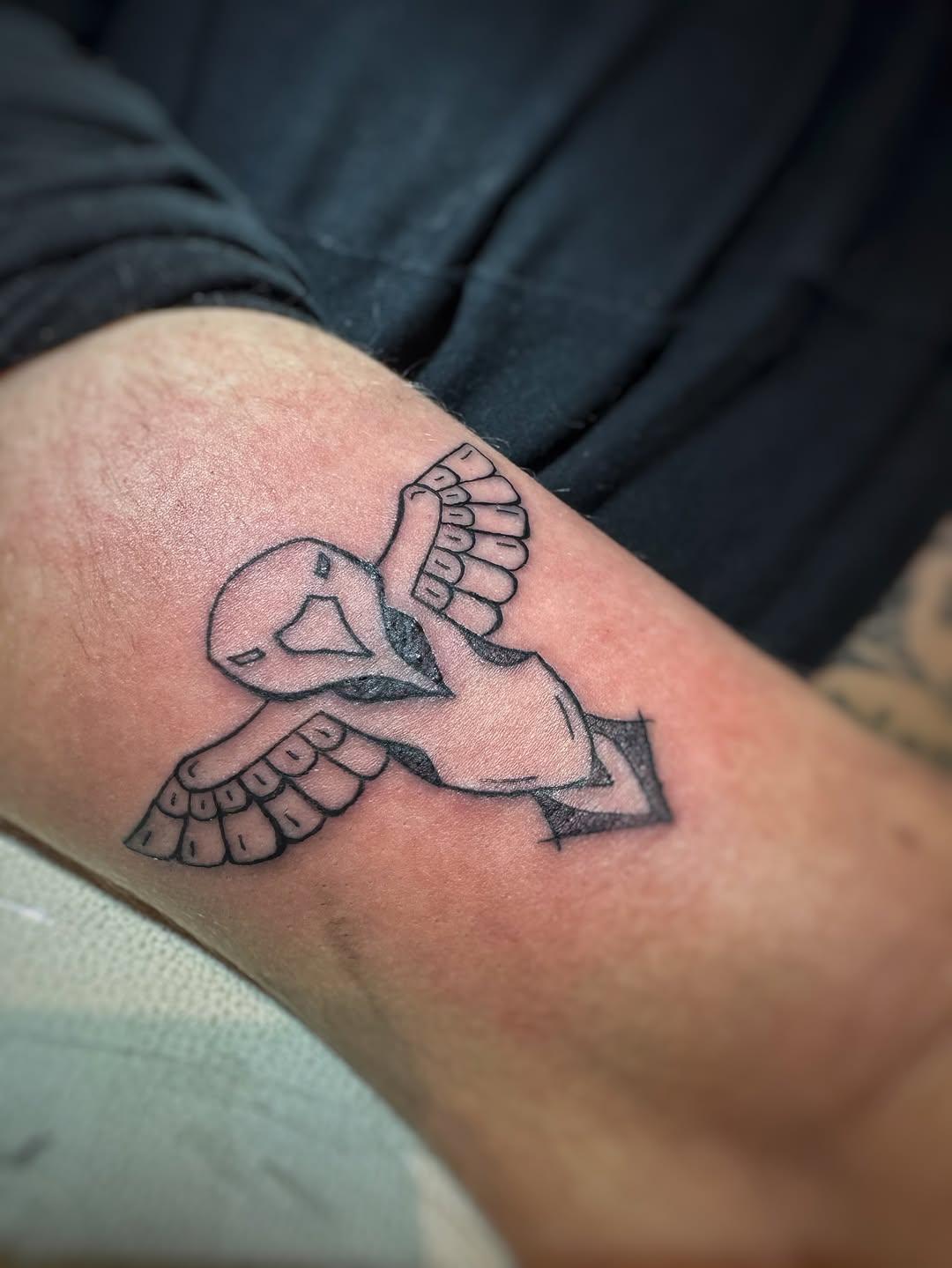 Totem oiseau linework blackwork sur le bras — eklekt.ink