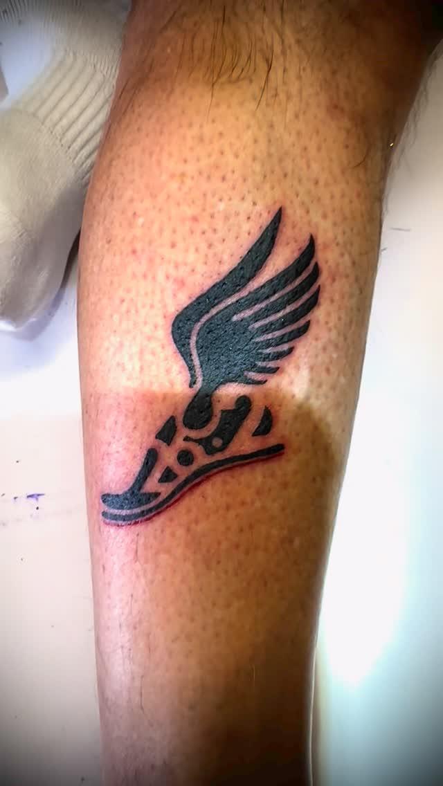 Chaussure ailée (style track), blackwork sur le mollet — eklekt.ink