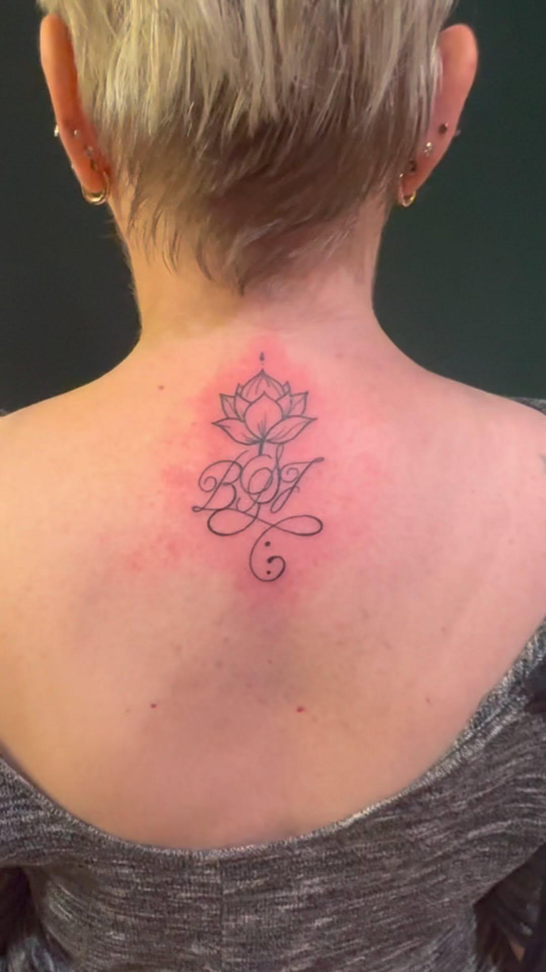 Lotus fine line et calligraphie sur la nuque — eklekt.ink