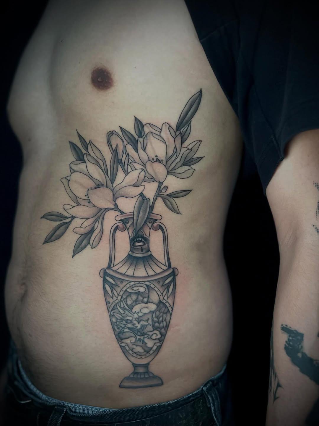 Tatouage vase avec fleurs et dragon — lagueuse_tattoo