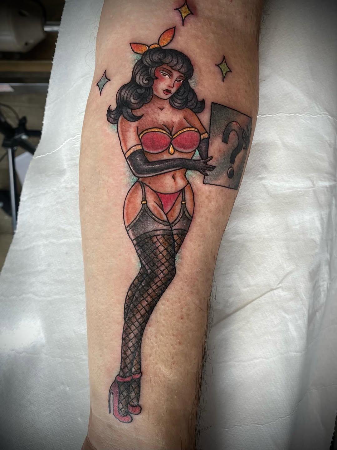 Tatouage portrait féminin cartoon avec symbole — lagueuse_tattoo