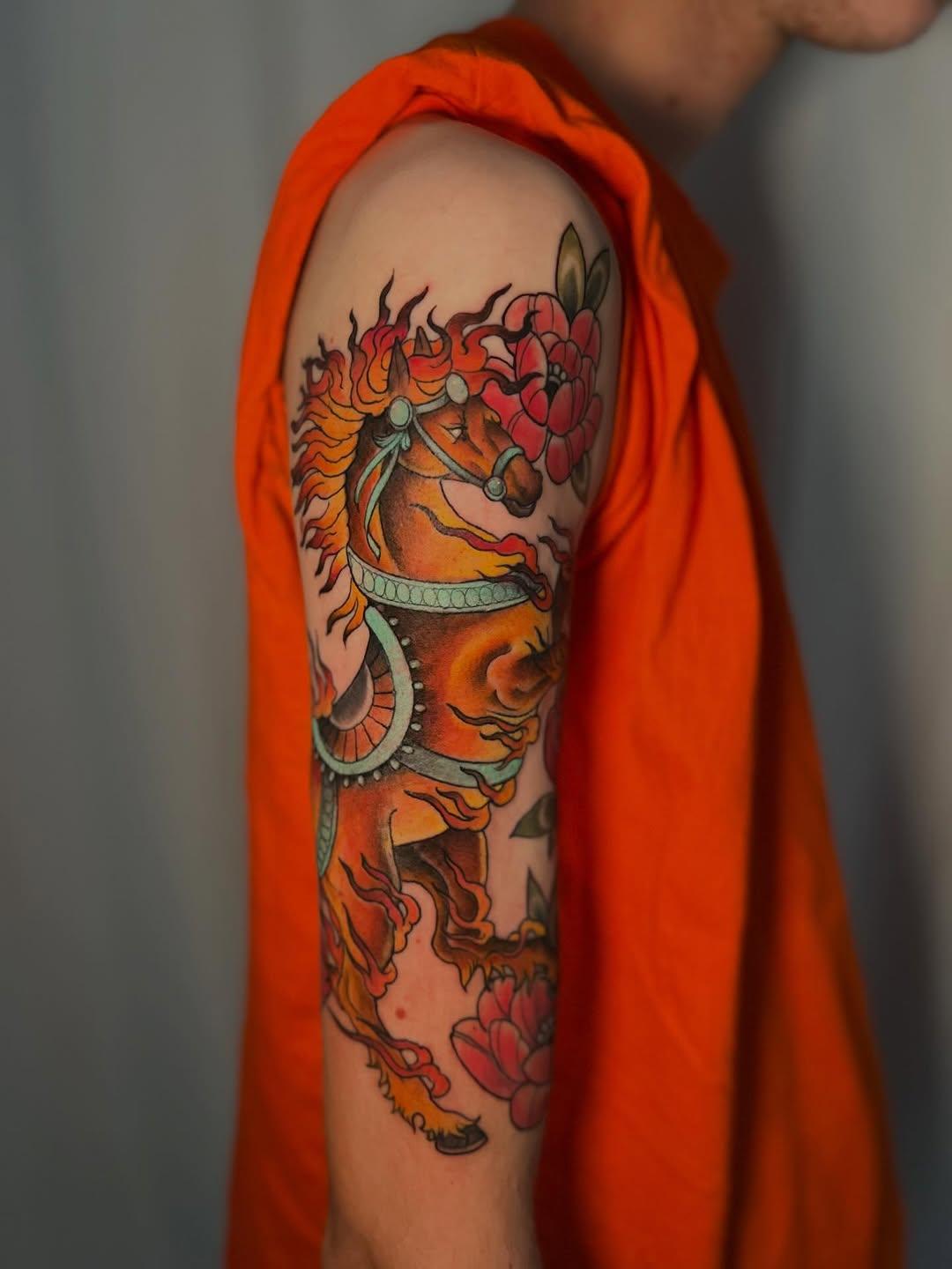 Tatouage cheval de feu avec fleurs — lagueuse_tattoo