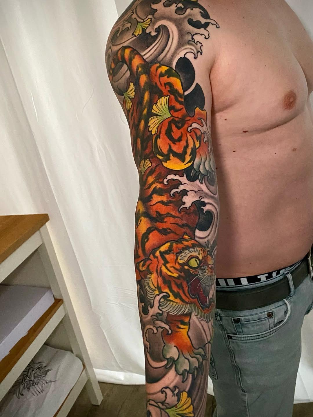 Tatouage Tora tigre vagues ginkgo bras — groseb