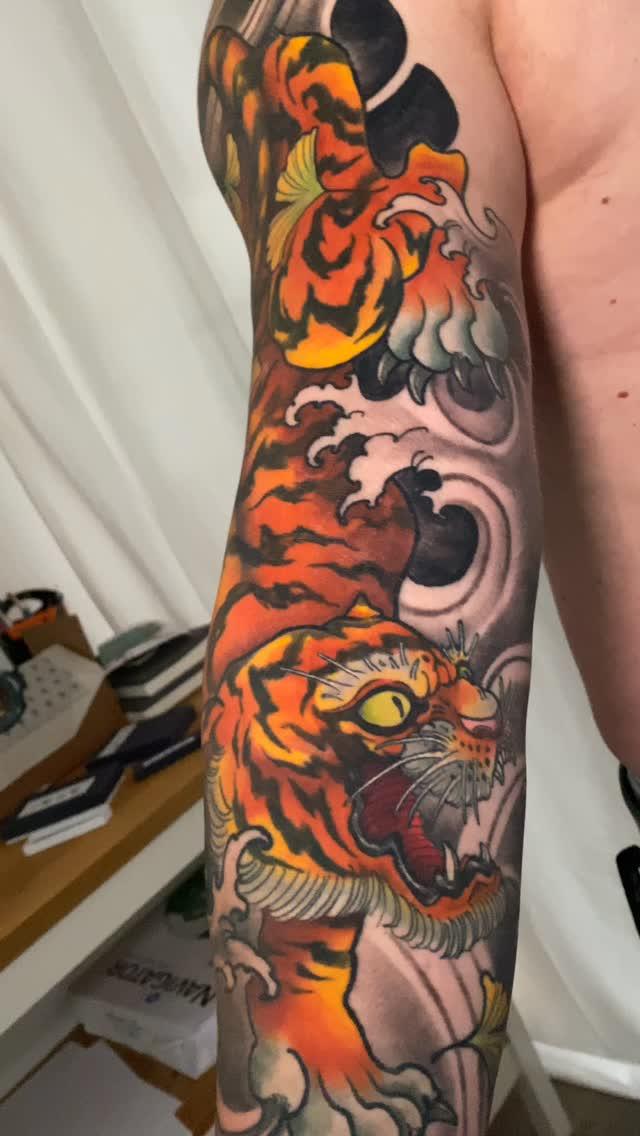 Tatouage Tora tigre vagues ginkgo bras — groseb