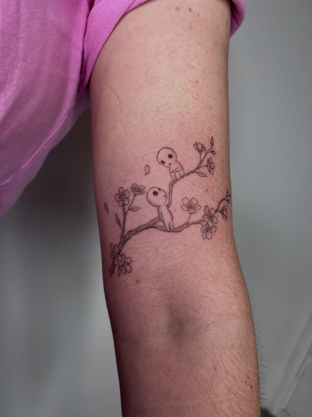 Tatouage kodama avec fleur — hengsenberg_tattoo