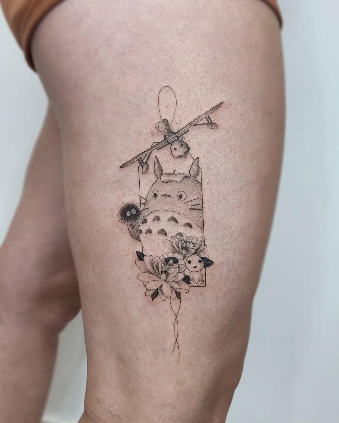 Tatouage mashup Ghibli avec Totoro et insecte — hengsenberg_tattoo