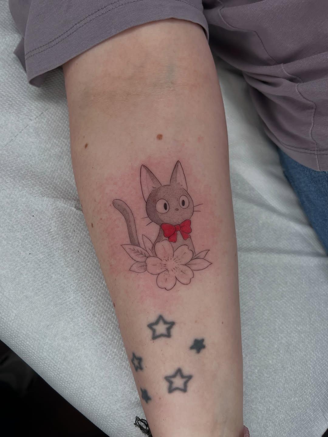 Tatouage Totoro et créatures Ghibli avec fleurs — hengsenberg_tattoo