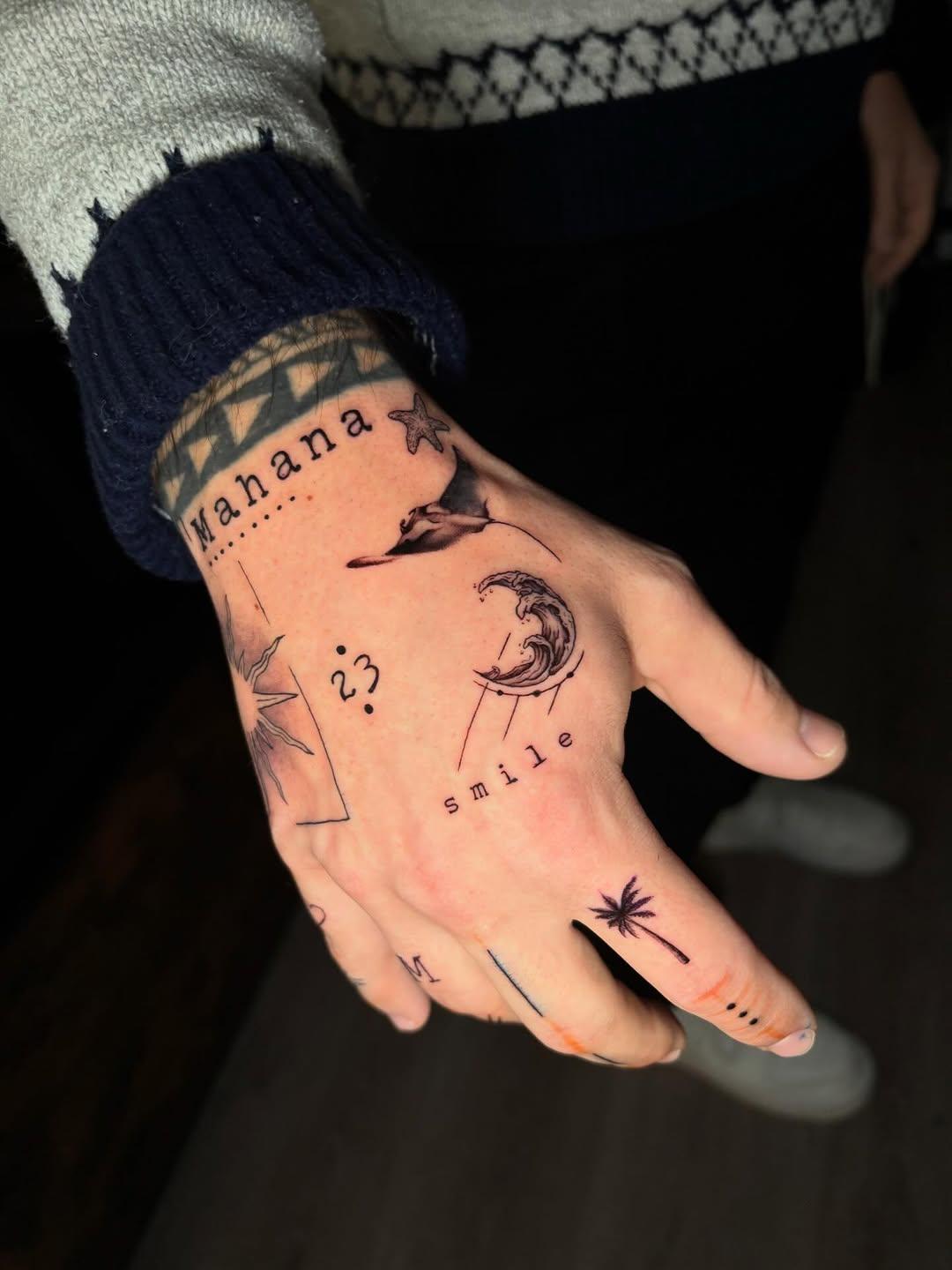 Tatouage Tahiti main lettres — link.ttt1