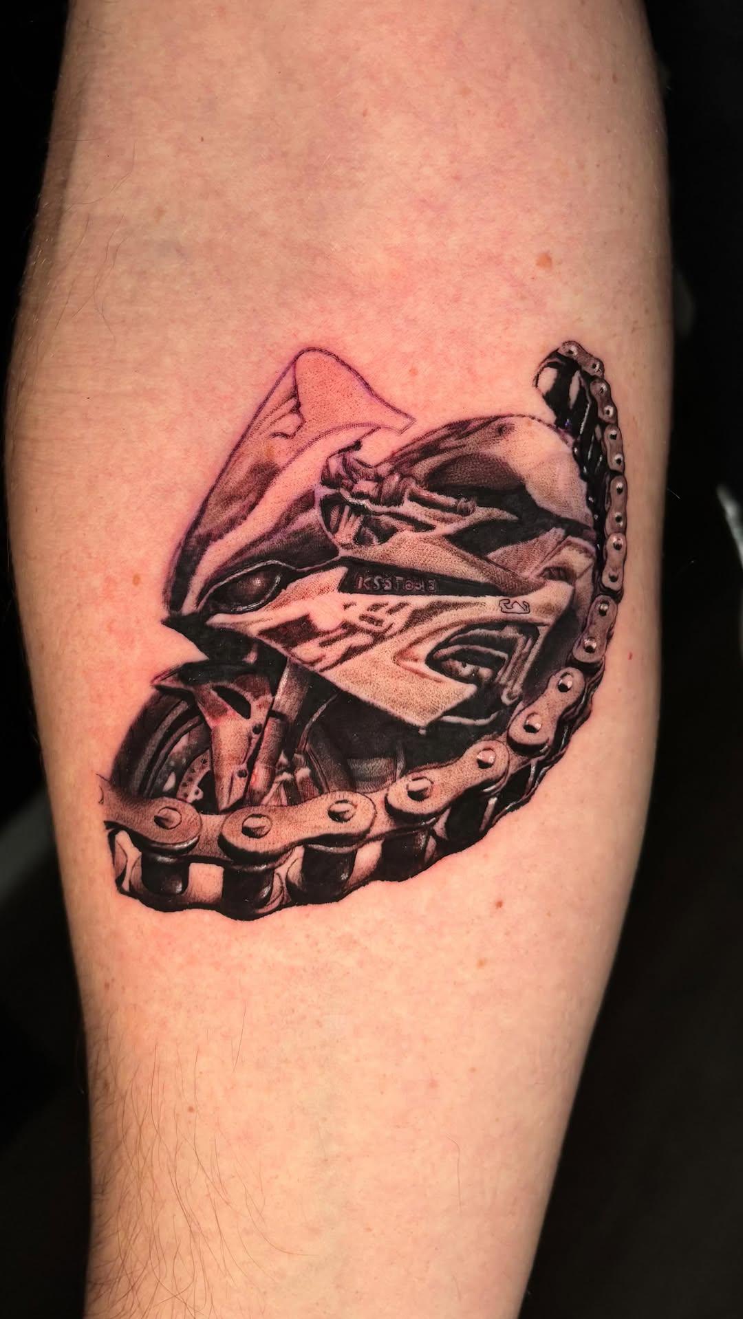 Tatouage Moto BMW micro réalisme — link.ttt1