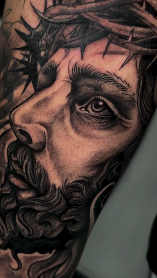 Tatouage Jésus Christ semi-réaliste black and grey — zeven_ink
