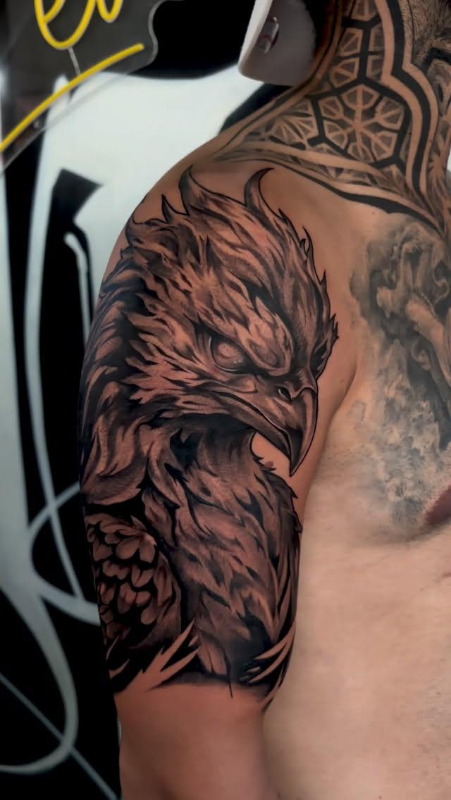 Tatouage aigle phénix black and grey sur l'épaule — zeven_ink