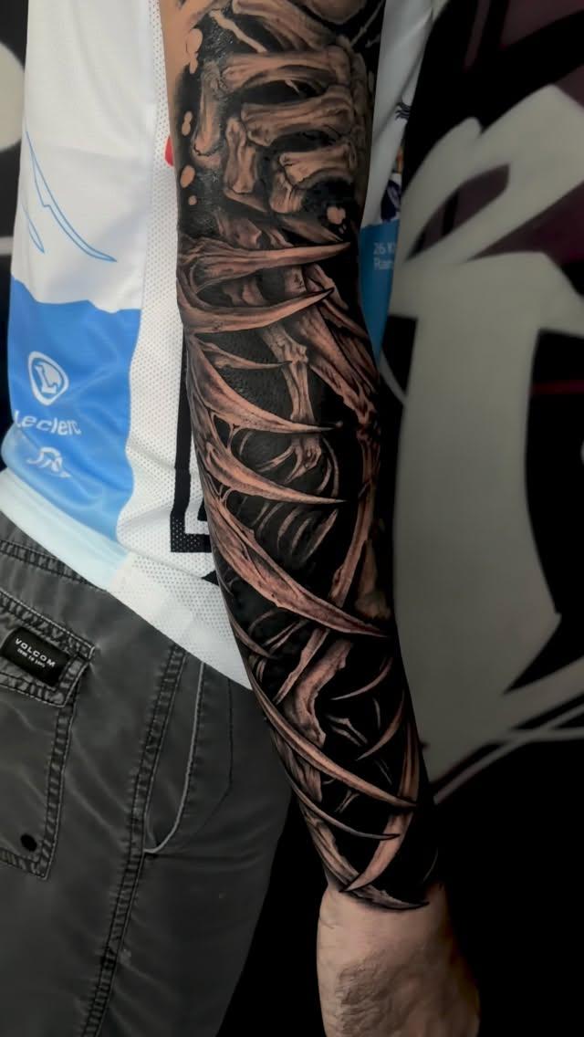 Tatouage avant-bras dark black and grey — zeven_ink