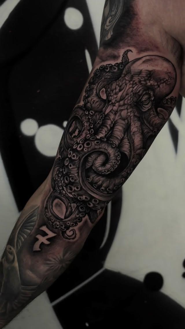 Tatouage pieuvre black and grey — zeven_ink