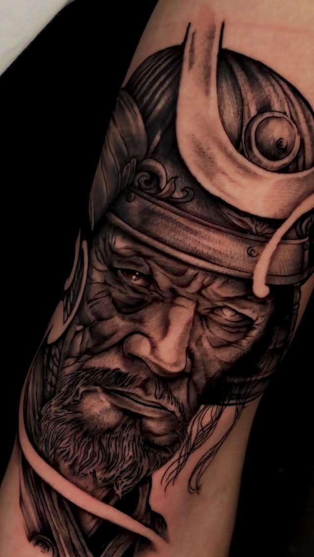 Tatouage samouraï dark néo-japonais black and grey — zeven_ink