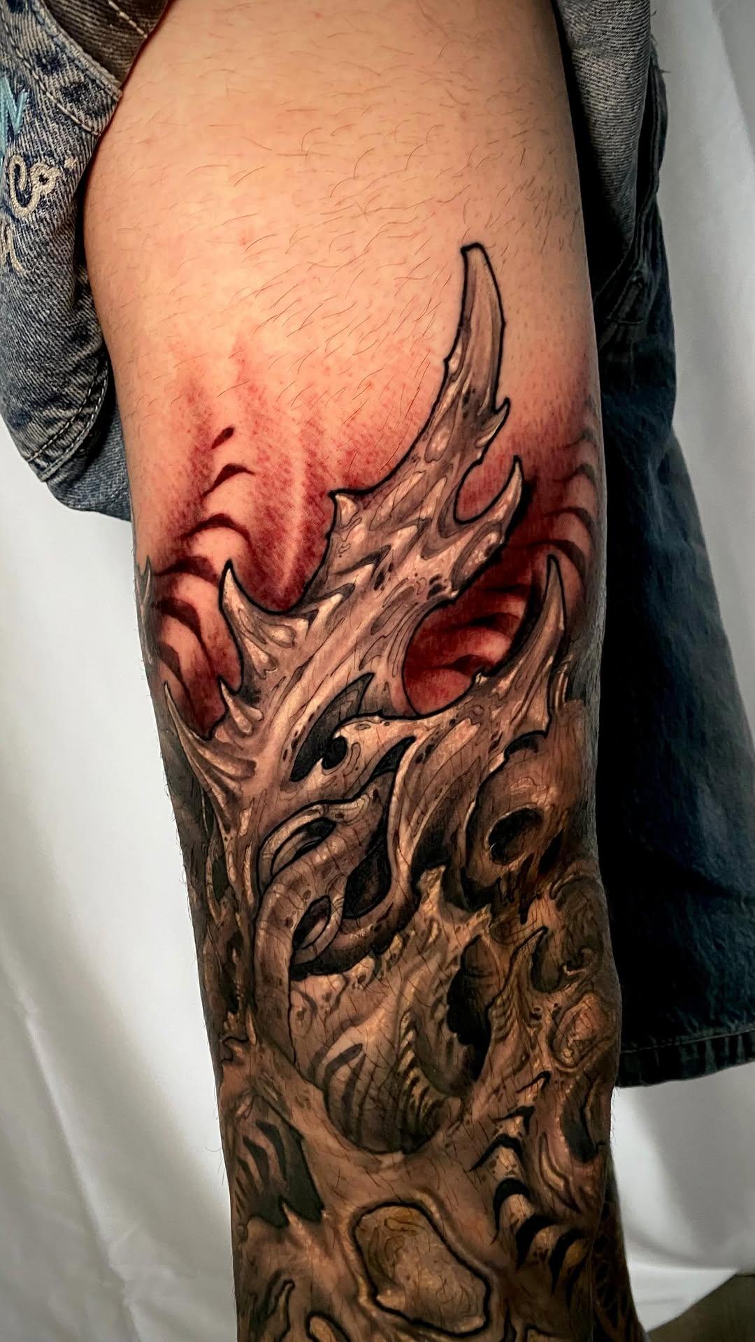 Tatouage biomécanique organique black and grey — gromecanique