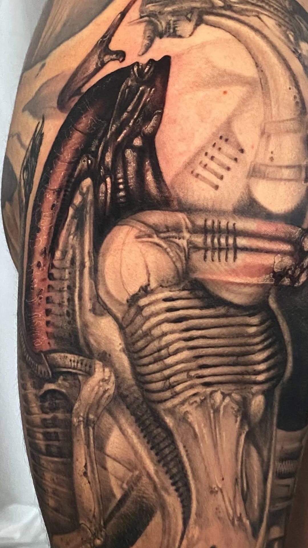 Tatouage Giger alien biomécanique black and grey — gromecanique