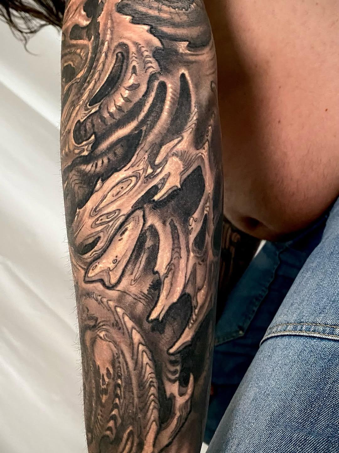 Tatouage biomécanique bras complet — gromecanique