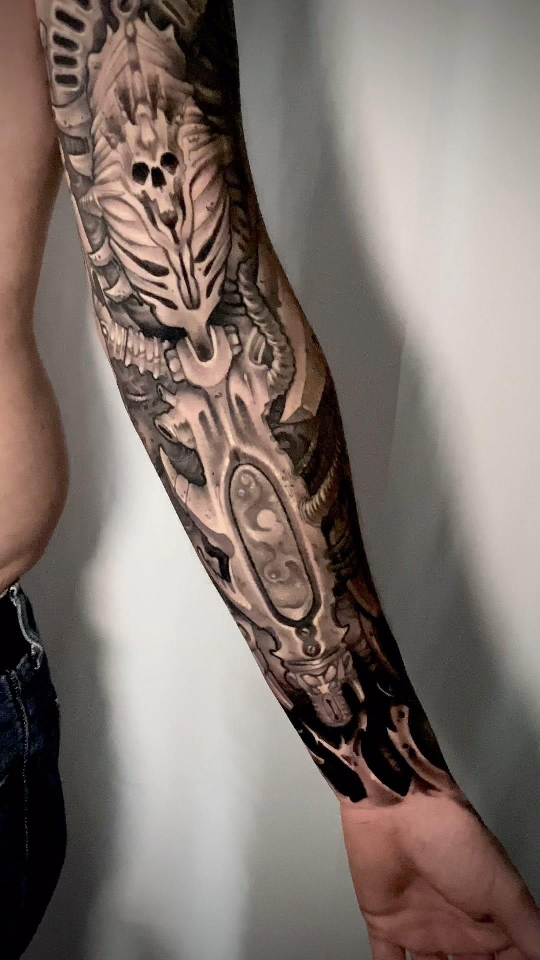 Tatouage biomécanique crâne black and grey — gromecanique