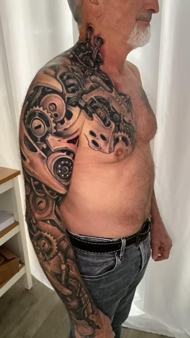Tatouage biomécanique mécanique épaule et torse — gromecanique