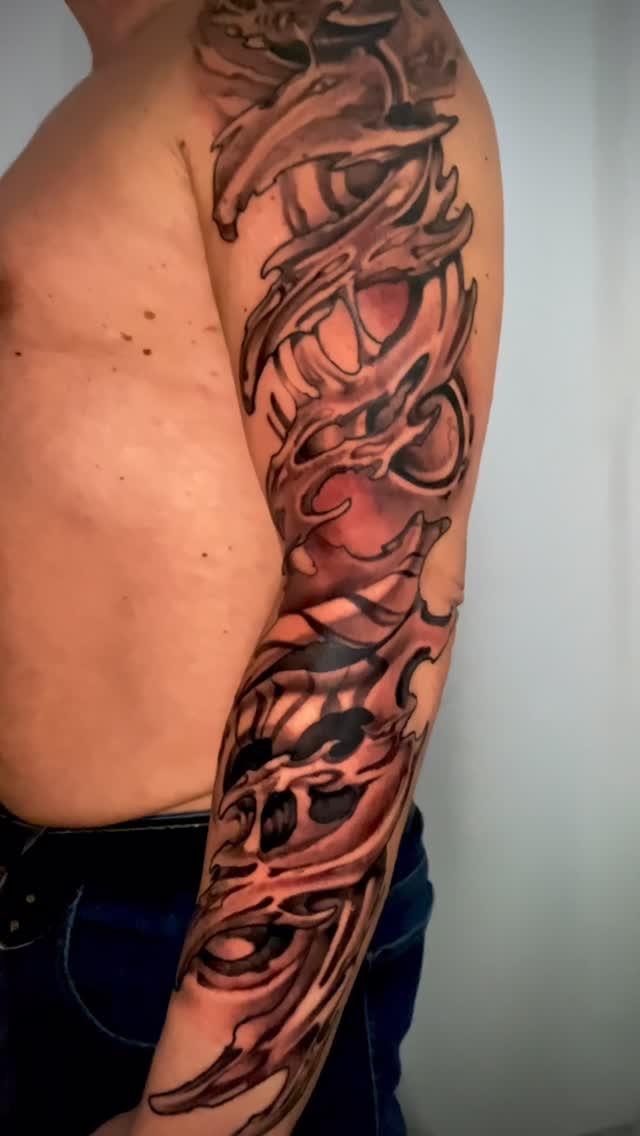 Tatouage biomécanique black and grey — gromecanique
