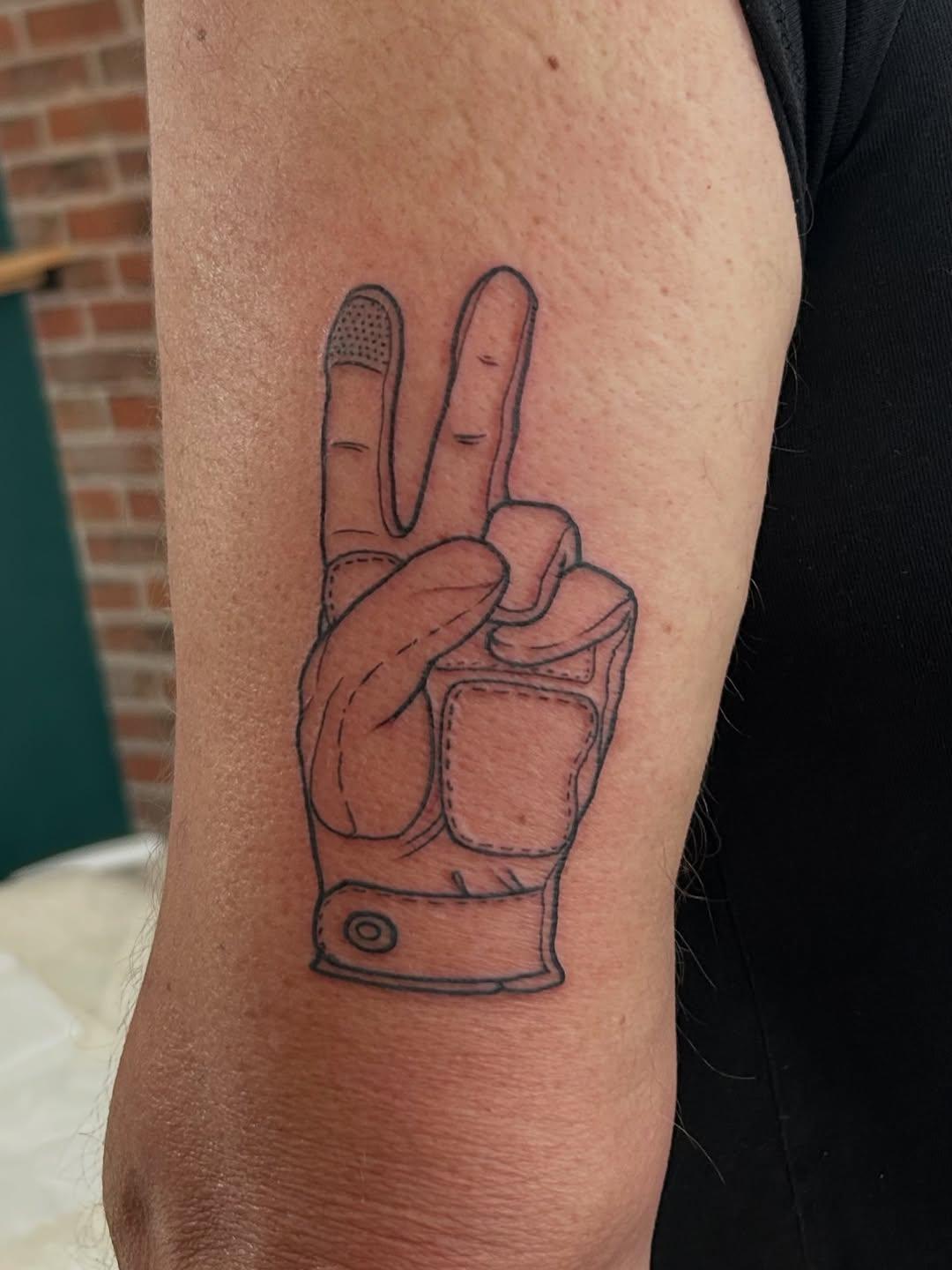 Tatouage main en signe de paix linework — fredsweetside