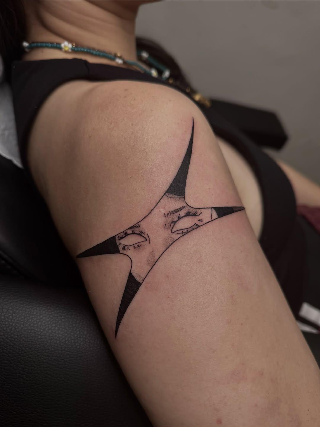 Tatouage blackwork sur l'épaule — petale.ttt