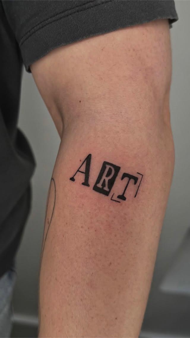 Tatouage typographie ART blackwork — petale.ttt