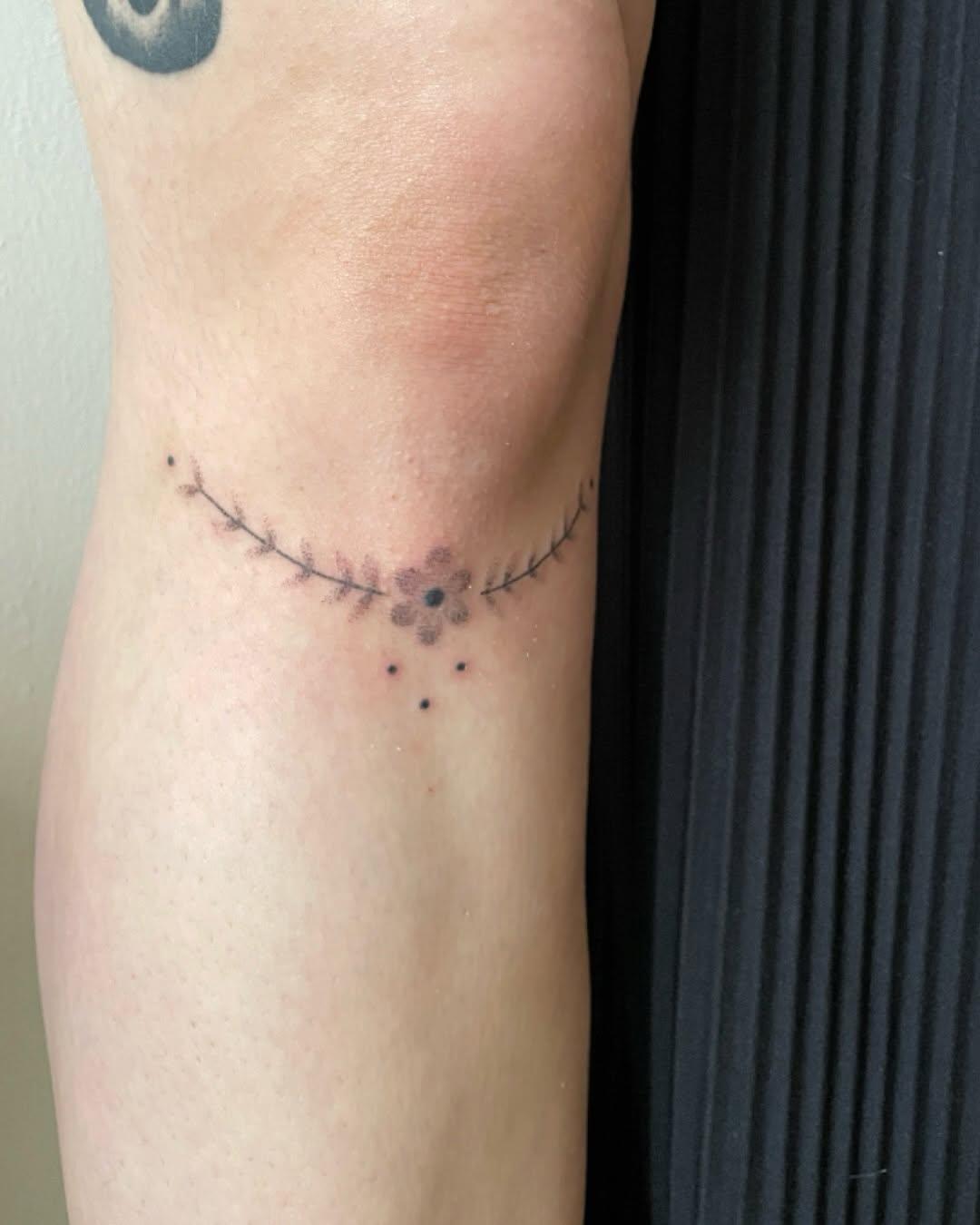 Tatouage fleur fine line — emmachou.ttt