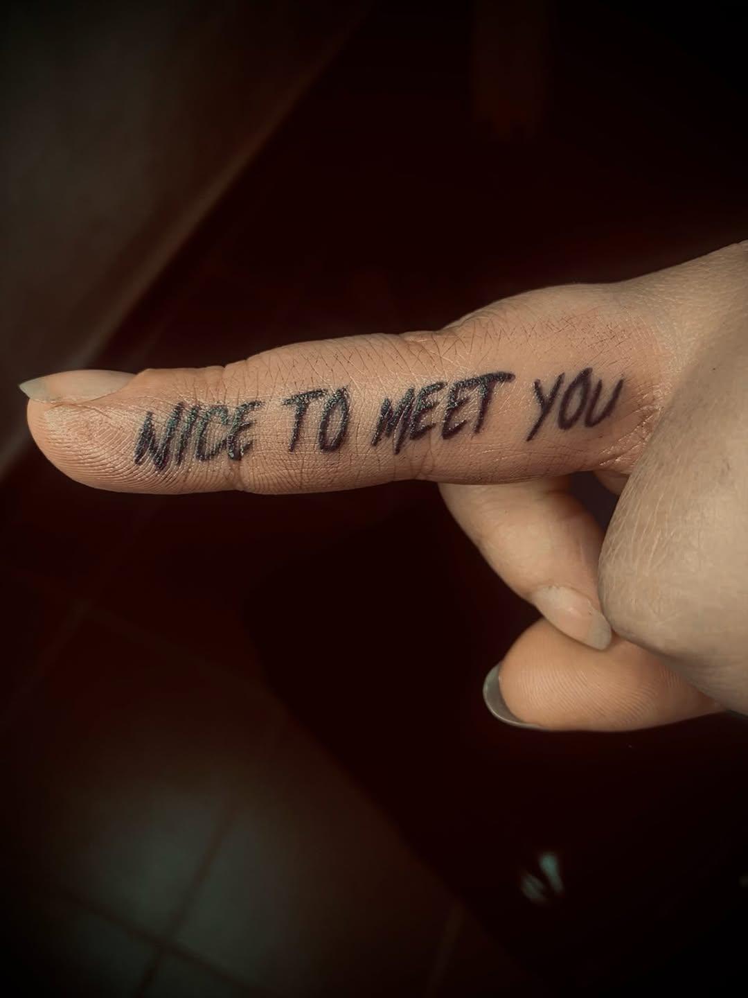 Tatouage handpoke sur le doigt — la_sorciere_du_chaudron
