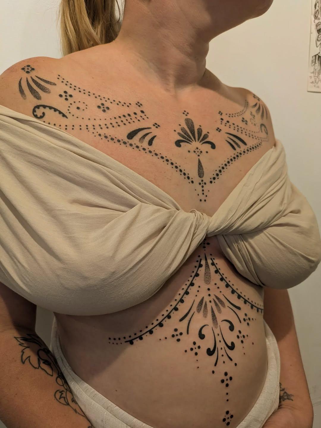 Tatouage handpoke ornemental sur le torse — sudden__rain