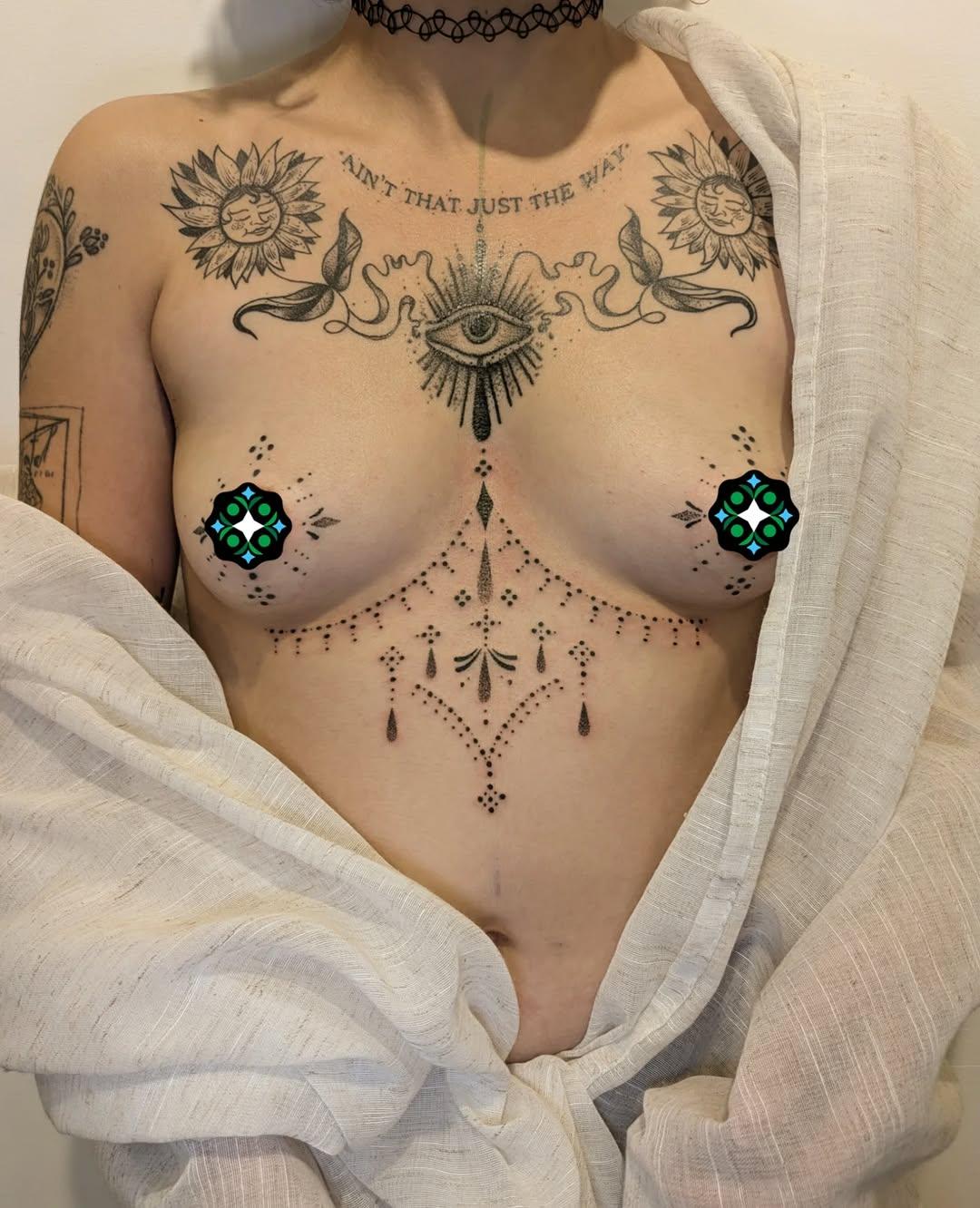 Tatouage ornemental handpoke sur le sternum — sudden__rain
