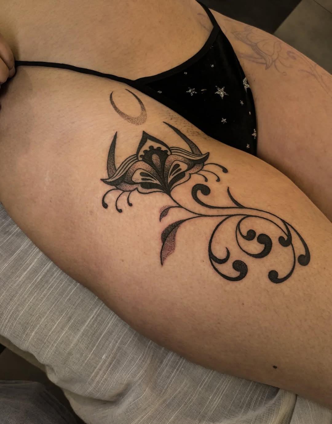 Tatouage handpoke flash symétrique — sudden__rain