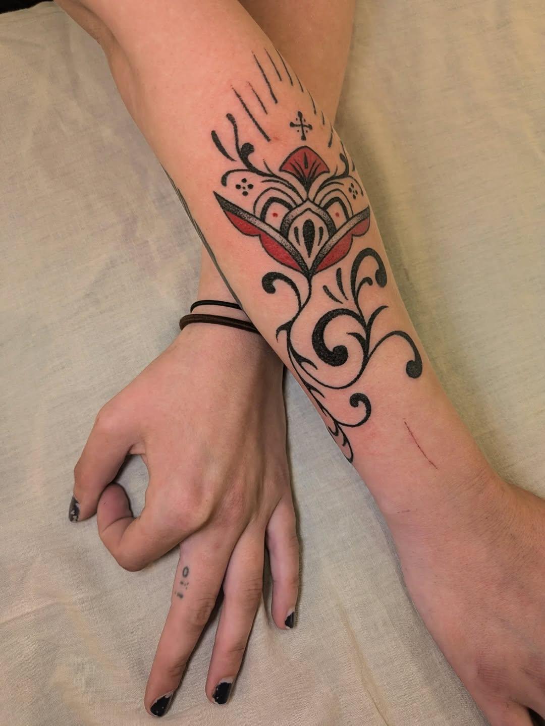 Tatouage handpoke ornemental flash adopté — sudden__rain
