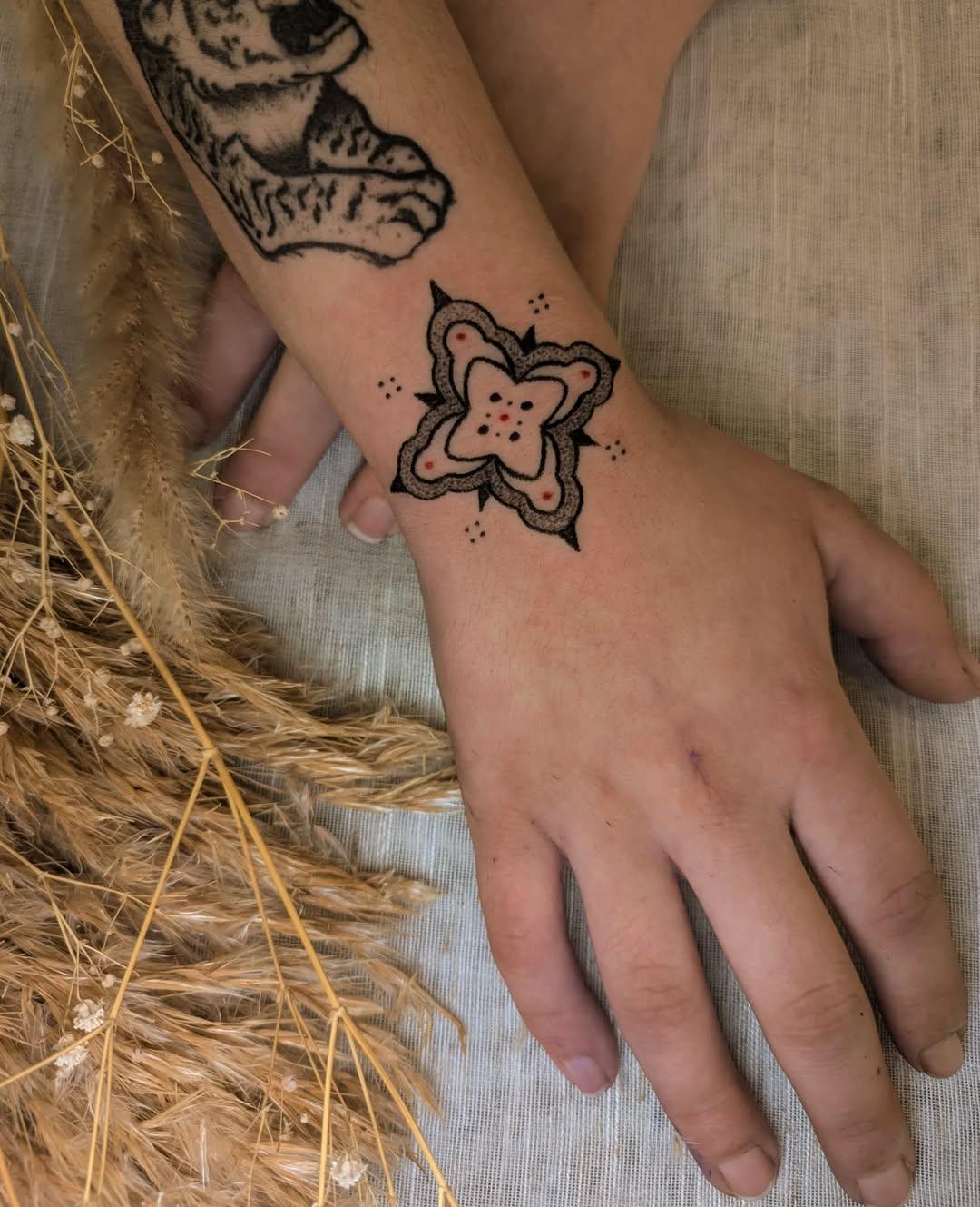 Tatouage handpoke ornemental flash adopté — sudden__rain