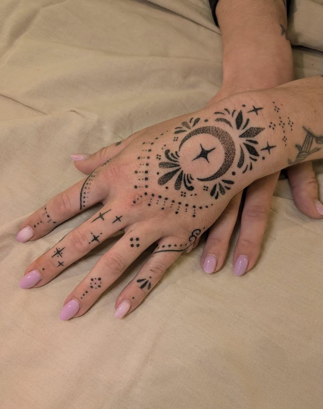 Tatouage handpoke ornemental — sudden__rain